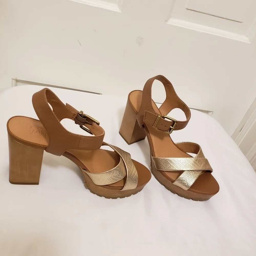 EUC Crown Vintage Goldtone & Beige LeatherPlatform Heels Size 9.5